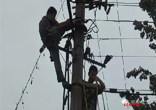 8月8日下午，邯臨路與高鐵橋交匯處北行200米燕莊村一名電工被困在電線桿上，急需救援。接到報(bào)警的邯鄲消防華澤路中隊(duì)立即趕赴現(xiàn)場(chǎng)，消防官兵到達(dá)現(xiàn)場(chǎng)后，經(jīng)了解得知，該男子是一名電工，在電線桿上作業(yè)時(shí)不慎被電擊傷，意識(shí)清醒，但其右腿和右臂無(wú)法用力，導(dǎo)致無(wú)法從電線桿上下來(lái)。消防官兵經(jīng)過(guò)半個(gè)小時(shí)的緊張營(yíng)救，最終將被困男子成功救下，并由現(xiàn)場(chǎng)120醫(yī)務(wù)人員送往醫(yī)院進(jìn)行救治。