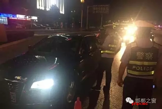 為保證奧運期間有一個良好的道路交通環(huán)境，針對疲勞駕駛、酒后駕駛等違法行為，邯鄲交警六大隊組織開展集中整治酒駕、醉駕專項行動。8月10日，交警六大隊出動警力130余名，出動警車15輛，設置執(zhí)勤卡點17處，從20時起至23時，在大隊轄區(qū)內查獲了18個“酒鬼”以及涉牌涉證違法行為21起。當晚，在中華大街水廠路口，有一輛車為了逃避檢查，還試圖倒車逃跑。